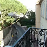 Charming 2 Bed Apartment With Balcony Located In Cannes Old Town Easy Walk To The Palais And Beaches 120