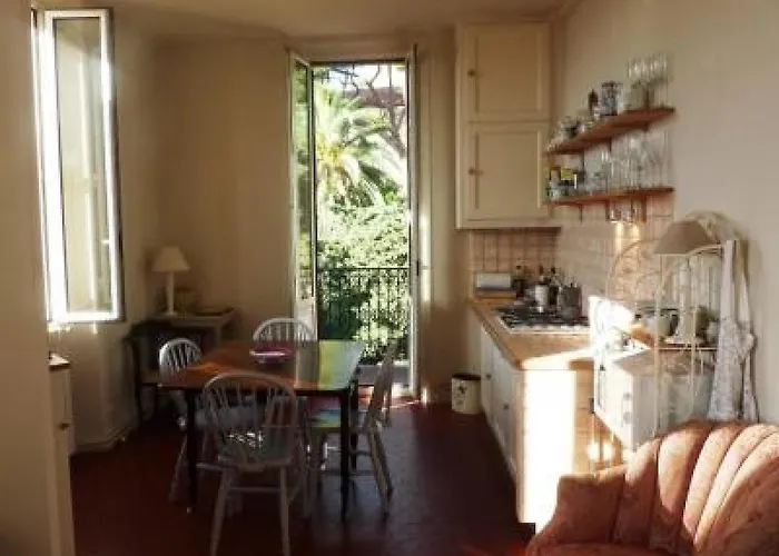 Charming 2 Bed Apartment With Balcony Located In Cannes Old Town Easy Walk To The Palais And Beaches 120