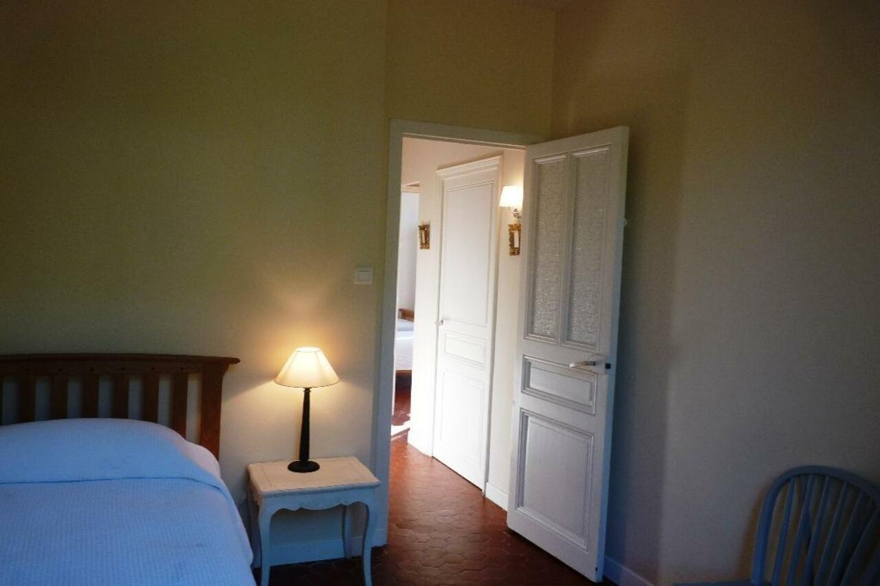Charming 2 Bed With Balcony Located In Old Town Easy Walk To The Palais And Beaches 120 Apartment *