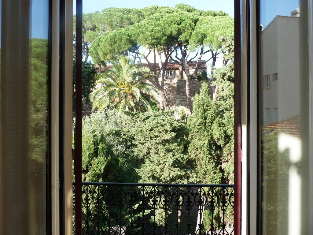 Charming 2 Bed With Balcony Located In Old Town Easy Walk To The Palais And Beaches 120 Cannes