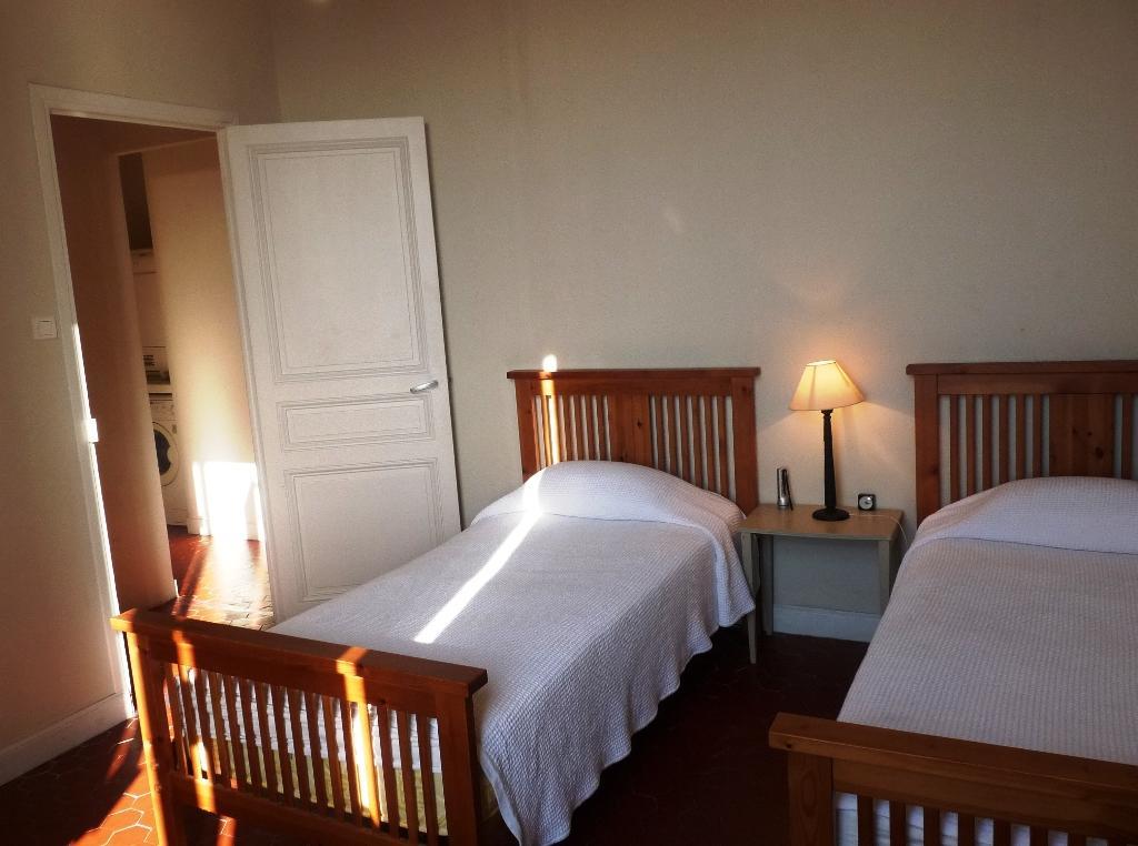 Charming 2 Bed With Balcony Located In Old Town Easy Walk To The Palais And Beaches 120