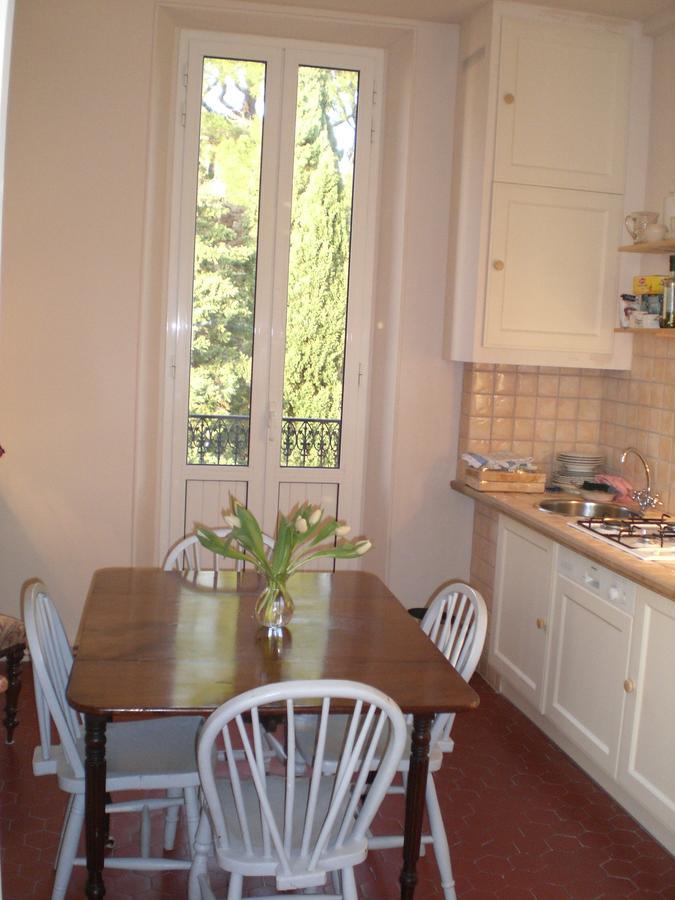 Charming 2 Bed With Balcony Located In Old Town Easy Walk To The Palais And Beaches 120 Apartment *